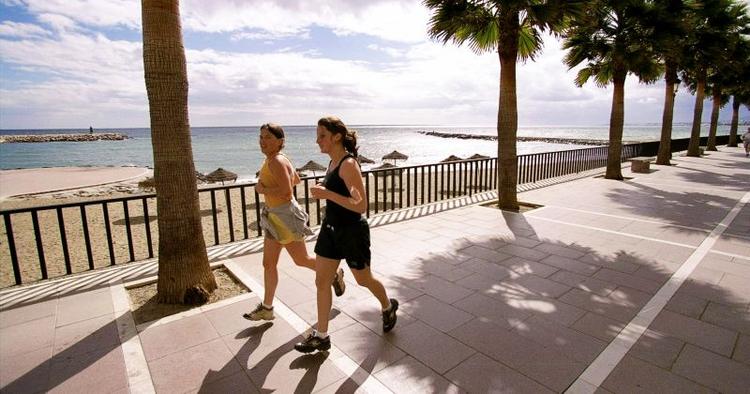 Gylden. Løbetur på The Golden Mile til Puerto Banus. 