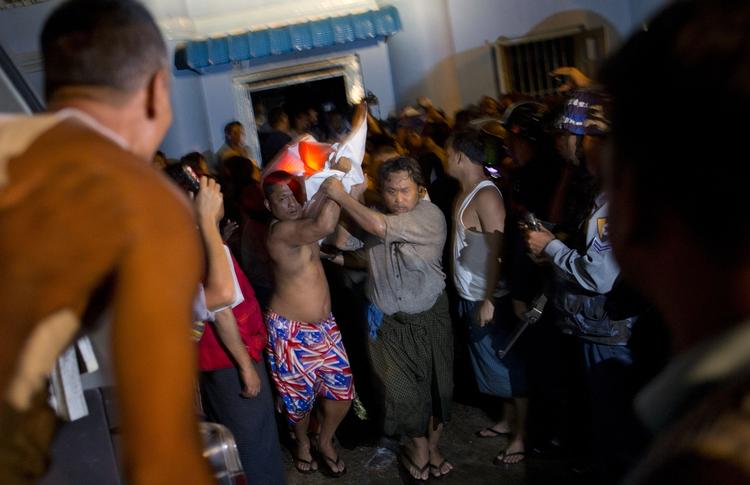 Uro. Skolen, der brændte, ligger lige ved siden af en moské i Yangon, der den seneste tid har været ramt af antimuslimske voldsepisoder. 