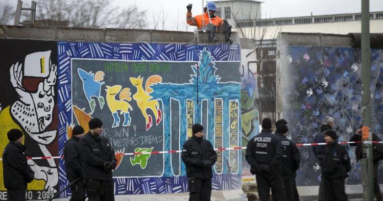 nedbrud.  Der er allerede slået hul i resterne af Muren. Om stort byggeri på området kan stoppes er uvist. 
