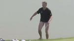 BOGEY. På 14. hul måtte Andreas Hartø stå i vandet for at slå til sin bold, så han smed bukser, sko og strømper. Foto: The Golfchannel 