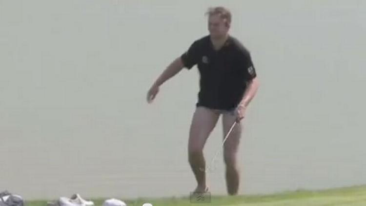 BOGEY. På 14. hul måtte Andreas Hartø stå i vandet for at slå til sin bold, så han smed bukser, sko og strømper. Foto: The Golfchannel 