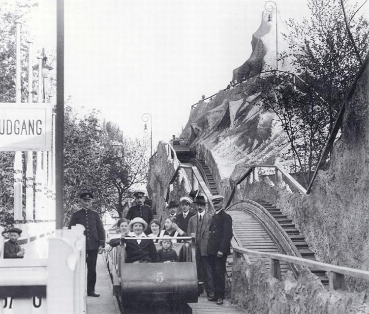 renovering. Oprindeligt havde Tivolis rutsjebane bjergtinder, men de forsvandt i 1920'erne. Nu vender de tilbage og skal sammen med et vandfald bringe den gamle forlystelse up to date. 