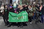 KONFLIKT. Lockoutede lærere over hele landet demonstrerer mod KL's beslutning. Omkring 800 skolelærere gik i demonstration fra Frederiksberg Rådhus til Bülowsvej Hallen i København. 