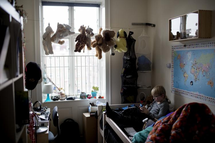 Depression. Emil på 10 år har autisme og ADHD. Hans mor, Dorthe Bruun, lider af posttraumatisk stresssyndrom, men kalder Handicapcenter København for sin værste lidelse. Hun endte med at få en depression, og sammen med 57 andre familier har hun klaget til kommunen. 