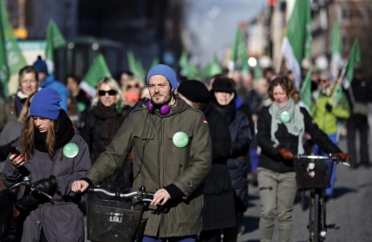 LÆRERSTUDERENDE. De lærerstuderende støtter lærerne i konflikten med kommunerne. Medlemstallet i de lærerstuderendes hovedorganisation er derfor steget den seneste måned. På billedet ses lockoutede lærere som demonstrerer mod lockouten på Frederiksberg. 