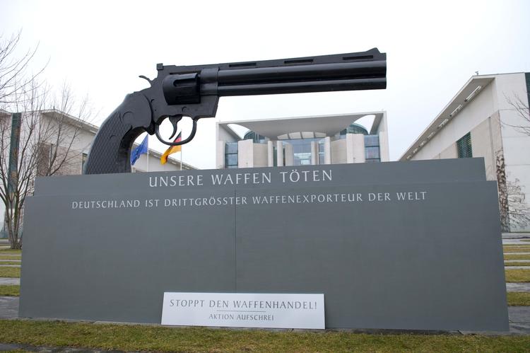 VÅBENPROTEST. En skulptur af en revolver i Berlin er rejst af fortalere for en regulering af den internationale våbenhandel. 