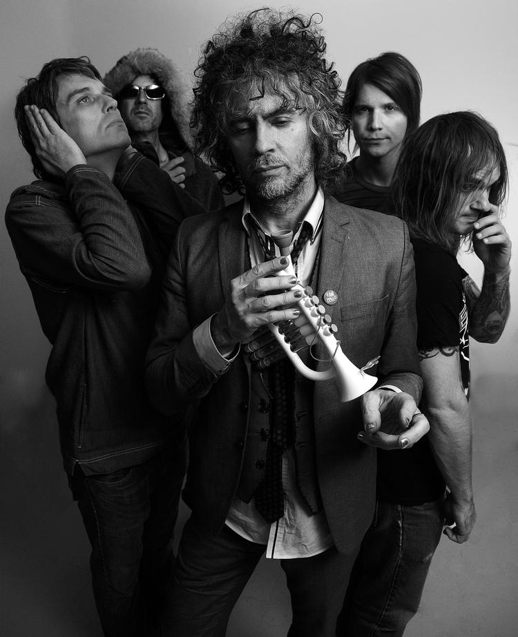 Gravstemning. På deres nye album lyder The Flaming Lips som svage nødhjælpssignaler fra fjerne egne i universet. 
