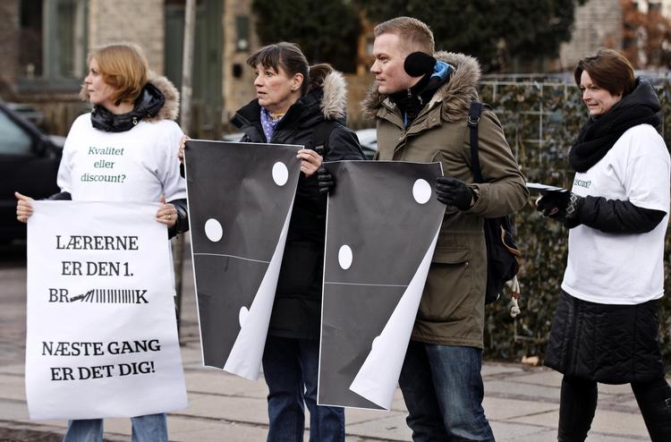 KONFLIKT. De lærerstuderende rundt om på landets læreruddannelser påvirkes negativt af lærerkonflikten. På billedet ses lockoutede folkeskolelærere fra Øster Farimagsgade Skole, som demonstrerer. 