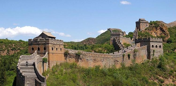 FORSVARSVÆRK. Den Kinesiske Mur, der skulle beskytte kineserne mod Mongoliet, er en af de mest fantastiske bygningsværker i verden. 