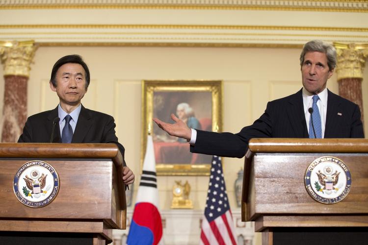 Sydkoreas udenrigsminister, Yun Byung-Se og USA's ditto, John Kerry. 