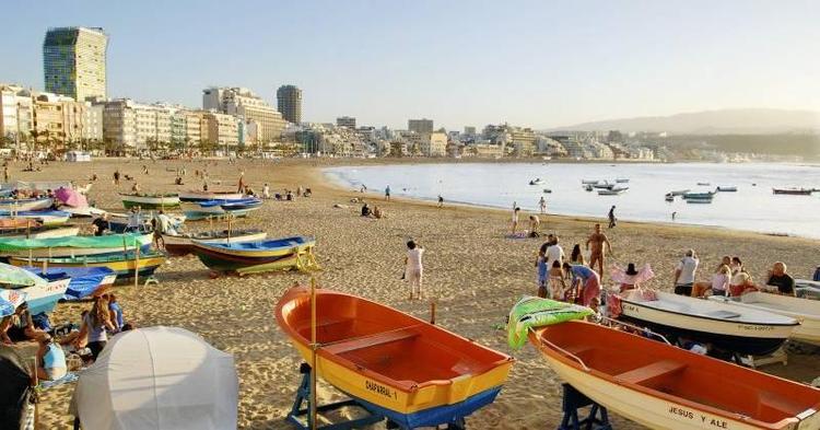 VINTERSTED. På Las Canteras-stranden finder du mest læ i den nordlige ende. 