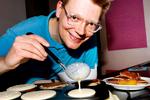 Madglad. Keld Reinicke er ikke bare ferm til at producere tv-udsendelser, han ved også, hvordan man gebærder sig i et køkken. Her er det små tykke pandekager, han har gang i – med god hjælp af det rigtige køkkenudstyr.  Foto: Niels Christensen 