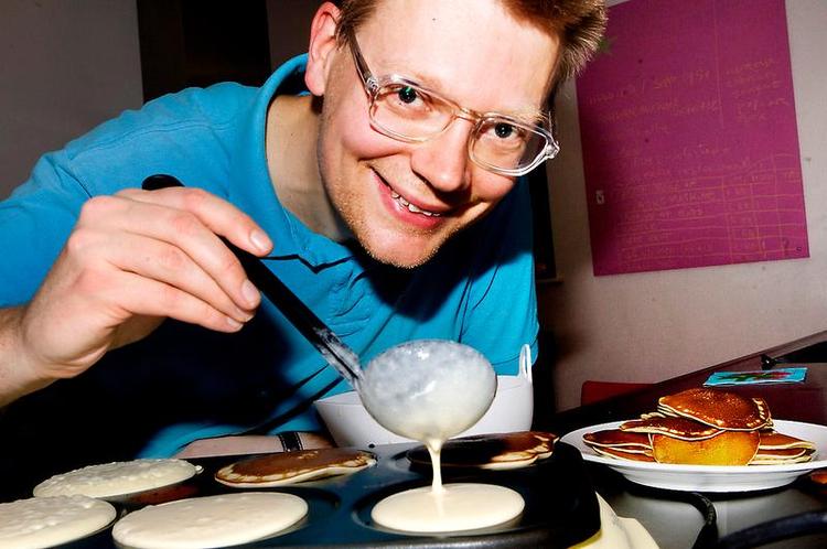 Madglad. Keld Reinicke er ikke bare ferm til at producere tv-udsendelser, han ved også, hvordan man gebærder sig i et køkken. Her er det små tykke pandekager, han har gang i – med god hjælp af det rigtige køkkenudstyr.  Foto: Niels Christensen 