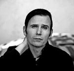 Eros. Hall synger om kindben, kønsidentitet og det forbudte begær. 