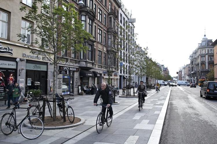 Fornyet. Træer, nye belægning, færre biler og bedre plads til cafeernes udserveringer er realiseret med den forskønnede Vester Voldgade. Men mange cyklister er konfuse over den ny cykelsti.