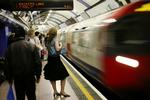TRAFIKBETALING. Rejser med den kollektive transport skal kunne betales med bankkort eller mobiltelefoner i fremtiden, vil det britiske transportministerium snart kræve. 