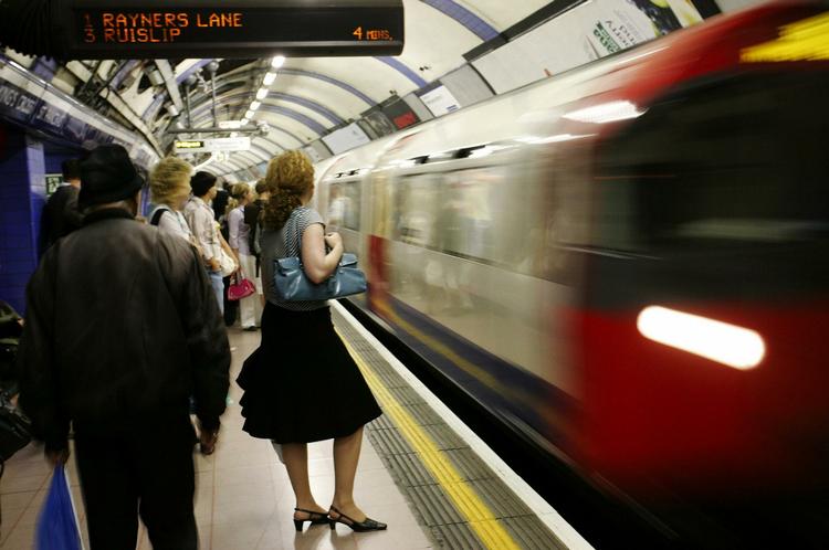 TRAFIKBETALING. Rejser med den kollektive transport skal kunne betales med bankkort eller mobiltelefoner i fremtiden, vil det britiske transportministerium snart kræve. 
