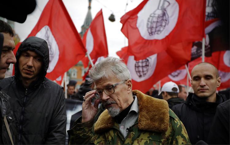 Fremme. Den unge Eduard Limonov var flot og lapset. Her ses han i en ældre udgave under en anti- kapitalistisk  demonstration imod den russiske regerings politik i Moskva, 2012. 