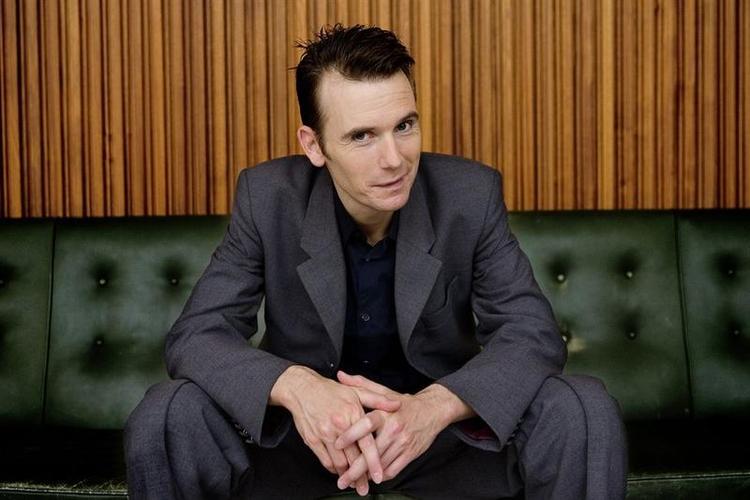 Ugen bød på bunker af hyldest- og hademail - og en champagnesoiré hos den falske markis, fortæller forfatteren, komponisten og sangeren Martin Hall, der har fået sin sag for i talentkonkurrence. 