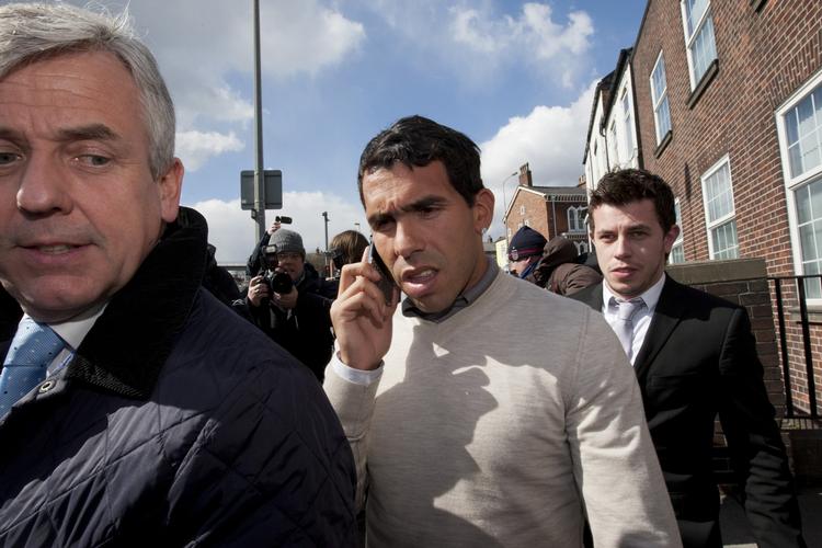 dømt. En bøde på 1.000 pund fylder ikke meget for en fodboldspiller med en milliongage, men Carlos Tevez skal også ud og tjene samfundet. 