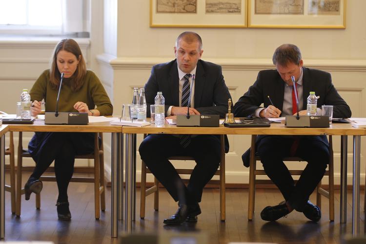 Samråd. »Der ligger ikke en sådan aftale, og de konspirationsteorier, der har været fremme om det, er forkerte«, siger Bjarne Corydon til beskyldningerne om, at kommunernes lockout er aftalt spil. - Foto: Jens Dresling 