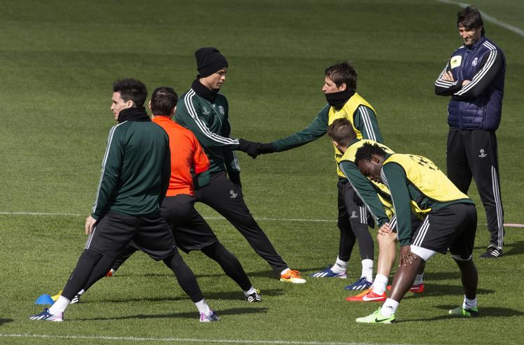 AFTALE. Uanset hvad portugiserne Cristiano Ronaldo og Fabio Coentrao har indgået aftale om under Real Madrids træning forud for aftenens kamp, så er de særligt propligtede i aften, eftersom Læsernes Tipsklub har satset på minimum to scoringer mod Galatasaray. 