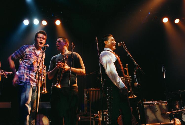 Calexico. Deres unikke blanding af genrer har over årene gjort dem til et elsket liveband. 