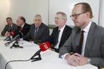 DSB. Transportminister Henrik Dam Kristensen (i midten) er rystet over kulturen hos DSB men håber, at der nu bliver ryddet op. 
