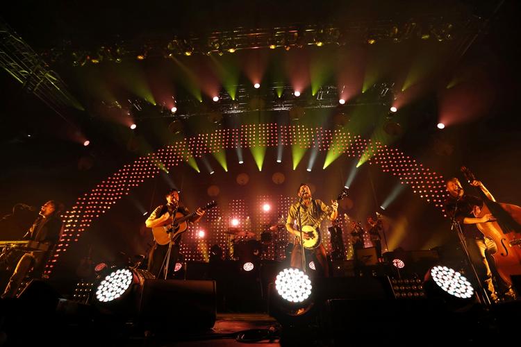 Stjerner. Mumford &amp; Sons har på kort tid trukket deres traditionsrige folkrock op i den helt store skala. 