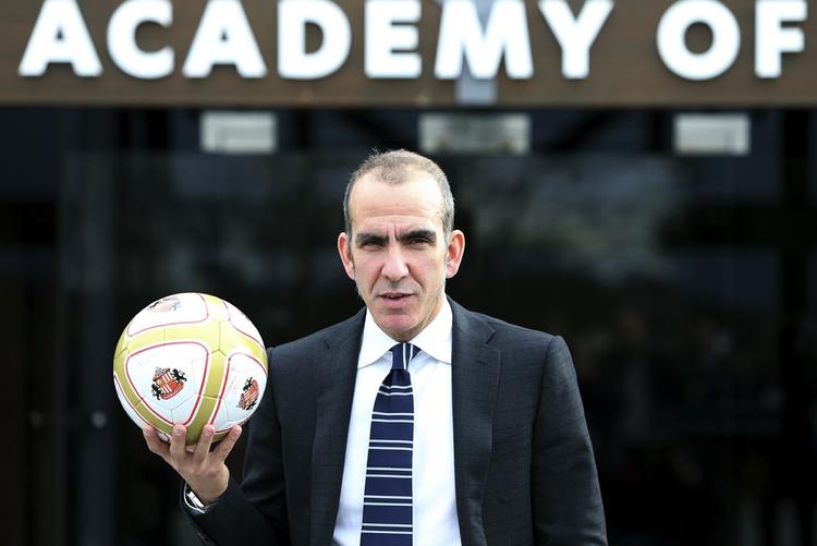 bold-fokus. Den nyudnævnte Sunderland-manager Paolo Di Canio poserer med en bold, der måske skal signalere, at italieneren helst ikke vil tale om sin fascistiske fortid. 