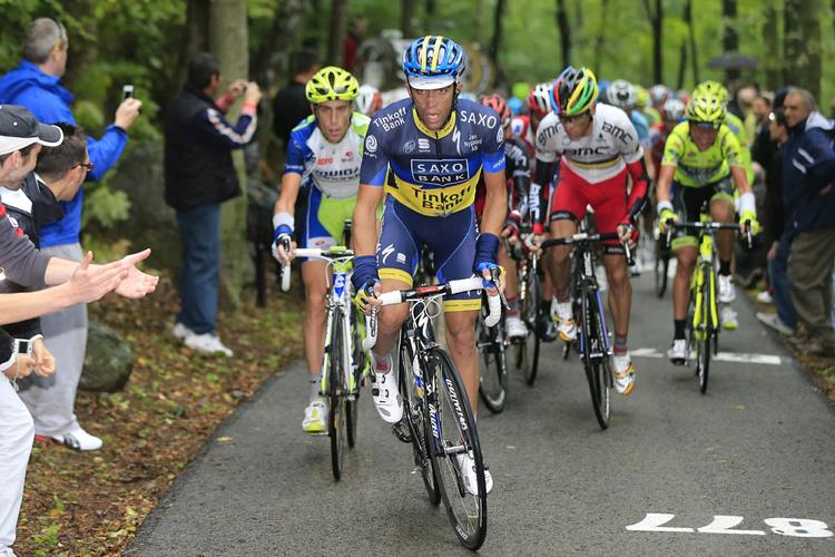 håb. Alberto Contador (forrest) ligger godt til i den samlede stilling i Baskerlandet Rundt efter dagens bjergetape. 