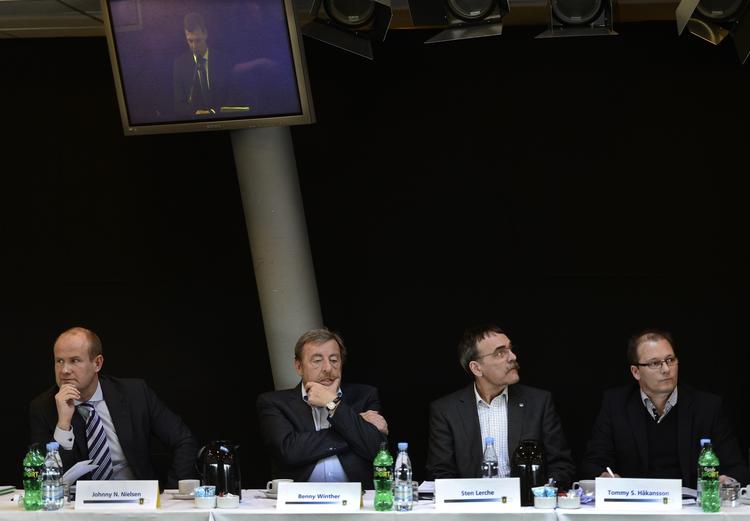 nedstemt. Bestyrelsen blev genvalgt på Brøndby IF's generalforsamling onsdag, men den fik ikke kontroversielt forslag vedtaget. Fra venstre ses Johnny Nielsen, Benny Winther, Sten Lerche og Tommy Håkansson ved generalforsamlingen. 