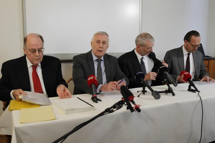 Legal Adviser Karsten Hagel-Sørensen (left), flanked by Minister for Traffic Henrik Dam Kristensen, presents the results of an investigation into DSB’s cooperation with Waterfront. 
