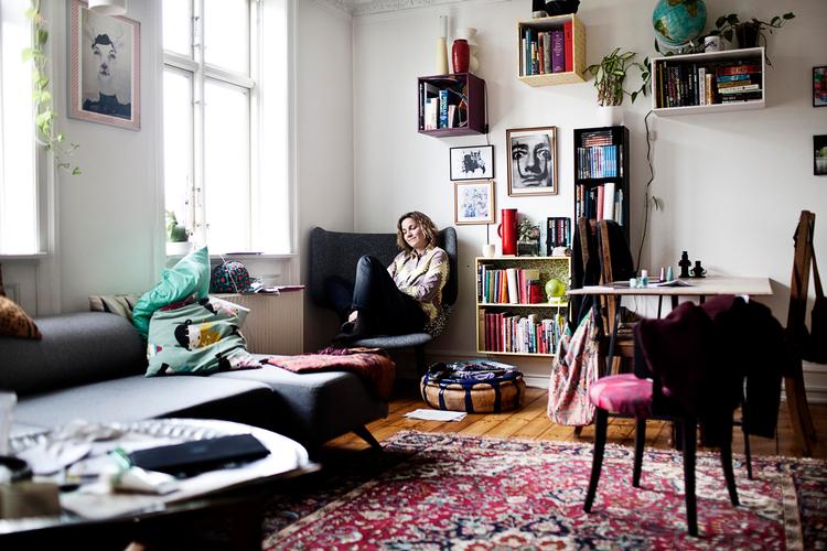 Huleboer. Nadia Sander Strange er gladest, hvis det flyder lidt i hendes og kærestens lejlighed. Der skal helst være bunker på bordene, masser  af puder i sofaen og bøger og planter hvor man end man kigger hen. Og striktrøjer må meget gerne hænge fremme på stolene, indtil de skal bruges igen. 