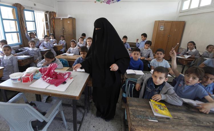 KØNSOPDELING. Gazas skolebørn skal nu deles i fjerde klasse, så piger og drenge ikke går sammen, kræver Hamasstyret i ny bestemmelse. Reglen gælder også FN-skoler som denne i Gaza By. 
