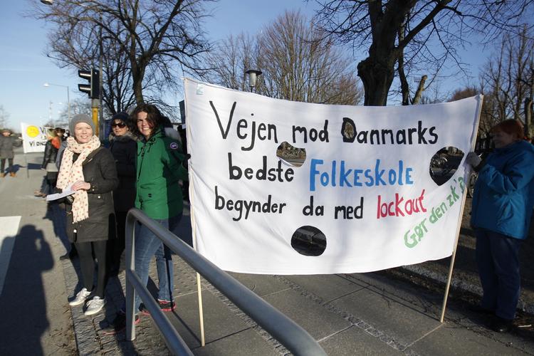 Utilfredshed. Over hele landet protesterer skolelærere over lockouten. Her til morgen fortsatte lærerne på Marielyst Skole i Gladsaxe deres protester 