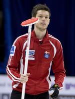 medaljekurs. Den danske skipper på curlingholdet,  Rasmus Stjerne, har fattet kosten under kampen mod Schweiz. 