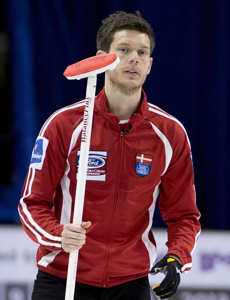 medaljekurs. Den danske skipper på curlingholdet,  Rasmus Stjerne, har fattet kosten under kampen mod Schweiz. 