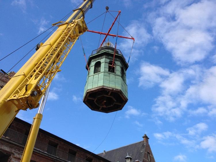 Genbrug. Det 6,5 meter høje, irrede tårn på Carlsberg-bygningen på Vesterbro er nu hejst ned og fragtet til Amager. 