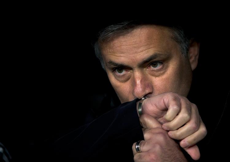 usportsligt. Real Madrids træner José Mourinho er tidligere straffet for at få sine spillere til at gå efter bekvemme gule kort, der sikrer, at de står over i en ubetydelig kamp. 