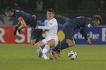 kamphund. Joey Barton (midt) går efter både bold og modspillere i kampen mod Paris Saint-Germain, hvor han også var oppe at toppes med David Beckham (th). 