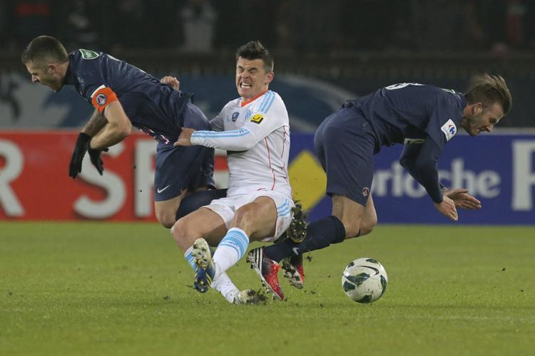 kamphund. Joey Barton (midt) går efter både bold og modspillere i kampen mod Paris Saint-Germain, hvor han også var oppe at toppes med David Beckham (th). 