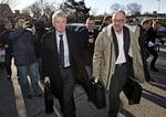 Kronvidne. Tidligere departementschef Peter Loft (tv) ankommer til afhøring i Skattesagskommissionen med advokat Lars Svenning Andersen. 