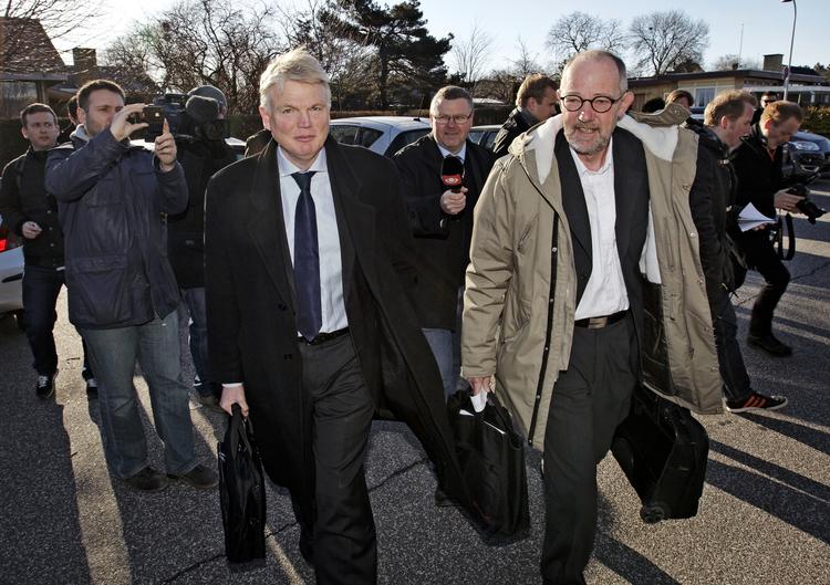 Kronvidne. Tidligere departementschef Peter Loft (tv) ankommer til afhøring i Skattesagskommissionen med advokat Lars Svenning Andersen. 