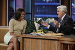Prominent. Jay Lenos talkshow er en institution i amerikansk tv. Her har værten besøg af førstedamen Michelle Obama. (arkiv) 