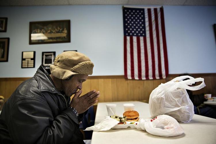 Fattigdom. Youngstown, Ohio, er USA's fattigste by. John McLean, 65 år, kommer hver dag og spiser  i det kristne suppekøkken i Front Street. 