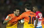 skadesramt. Barcelonas Daniel Alves (tv) leverede en genial aflevering til Lionel Messis scoring i kampen mod PSG tirsdag aften. 