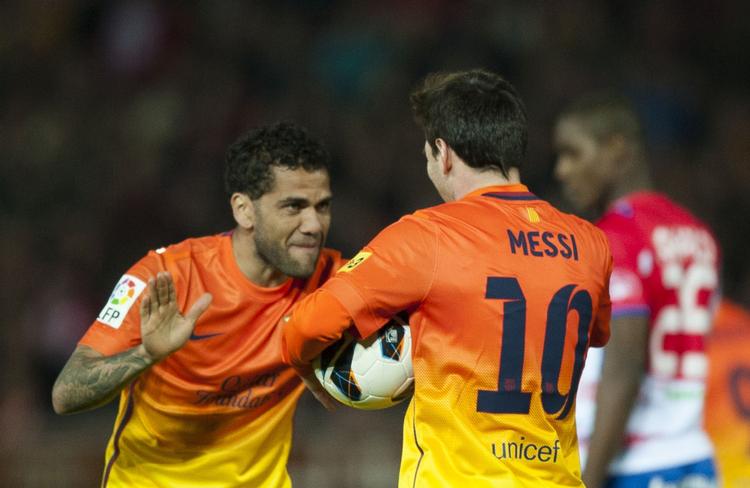 skadesramt. Barcelonas Daniel Alves (tv) leverede en genial aflevering til Lionel Messis scoring i kampen mod PSG tirsdag aften. 