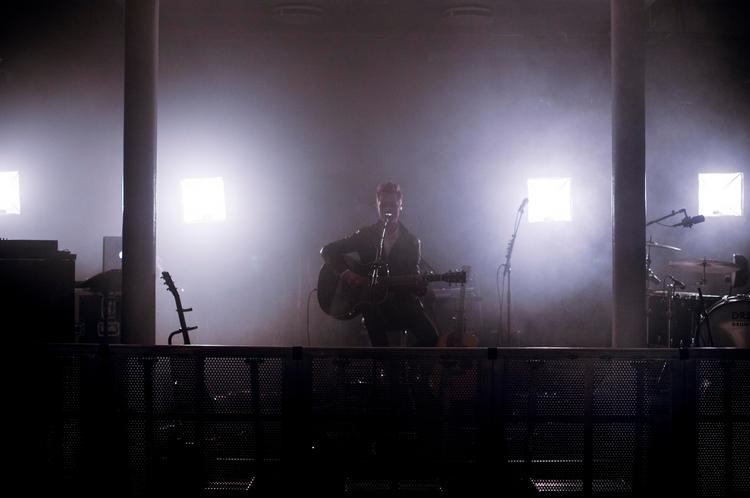 Nærværende. Når Mads Langer indtager scenen, viser han en helt anden side af sig selv end den, man kender fra fjernsynet. 