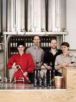 Åbning. Bag Vinhanen står Julia Rodrigues, Thomas Berg von Linde, Jacob Breinholt Schou og Mette Louise Johnsen. Fredag er de klar til at tappe de første glas fra metaltankene. 